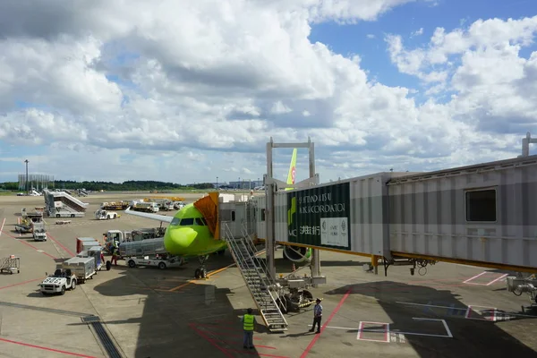 Japan - September 09 2018: flugankunft narita internationaler flughafen (nrt). grünes s7 Flugzeug — Stockfoto