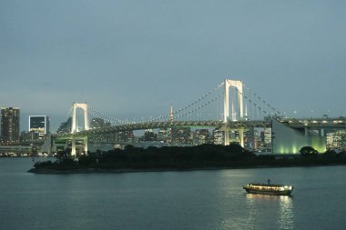 Gökkuşağı Köprüsü Tokyo, onun her gece aydınlatma sırasında güzel geri kalanı Odaiba bağlanır