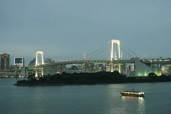 Rainbow Bridge Conecta Odaiba Con Resto Tokio Hermosa Durante Iluminación — Foto de Stock