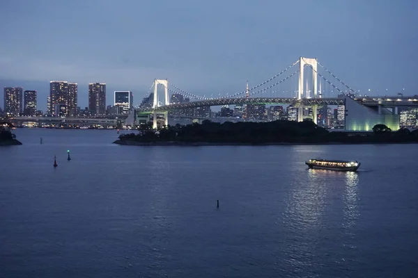 Bron Förbinder Odaiba Till Resten Tokyo Vackra Sina Nattliga Belysningen — Stockfoto