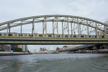 Elektrikli tren Tokyo Sumida Nehri Köprüsü
