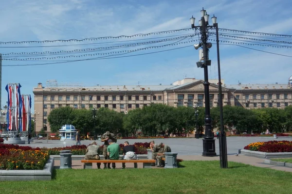 Russian soldiers. Back view of young army men sitting on a bench — Stock Photo, Image