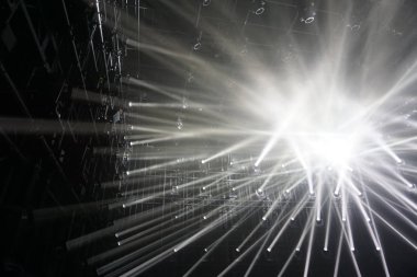 Projektör. açık renkli ışınları bağlanma. siyah ve beyaz