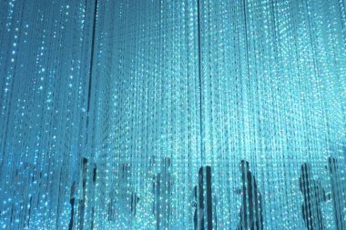 Elektrik mavi çelenk Perdenin arkasındaki insan siluetleri