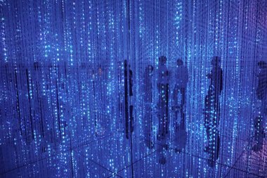 Elektrik mavi çelenk Perdenin arkasındaki insan siluetleri. Kat aynalar