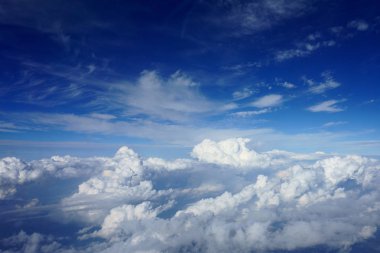 güzel mavi gökyüzü bulutlu. Uçak lombar görüntülemek                             