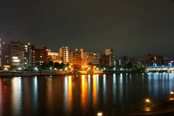 Набережна річки Sumida Токіо. Нічне життя, ліквідації міст — стокове фото