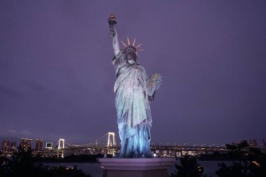 Özgürlük ve Gökkuşağı Köprüsü, Odaiba Tokyo adlı bulunan heykeli