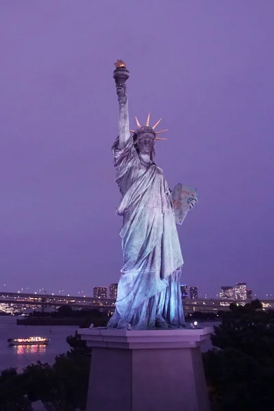 Statue Liberty Located Odaiba Tokyo Tokyo Skyline Background Twilight — Stock Photo, Image