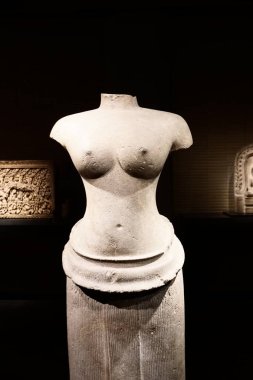 Kadın Tanrı ayakta. Kumtaşı. Angkor süresi 11-12. yüzyıl