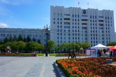 Khabarovsk / Rusya - 02 Eylül 2018: Lenin Meydanı. Habarovsk Krayı hükümet binası. Ordu Hatıra Eşyası satışı