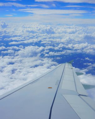 Gökyüzünde uçak kanadı. Uçak lombar görüntüleyin. Güzel mavi gökyüzü bulutlu 