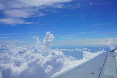 Gökyüzünde uçak kanadı. Uçak lombar görüntüleyin. Güzel mavi gökyüzü bulutlu 