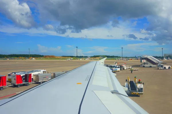 Vuelo llegada Aeropuerto Internacional de Narita (NRT). Descarga de equipaje. Descargar equipaje en la pista — Foto de Stock