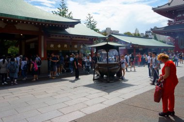 Tokyo, Japonya - 10 Eylül 2018: Asakusa tapınak içinde farklı ülkelerden gelen çok sayıda turist. Asya Avrupa turist