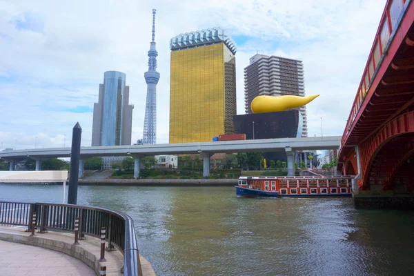 Landskapet i Sumida floden med en fritidsbåt, Tokyo Skytree tower, Asahi ölhall, bro — Stockfoto