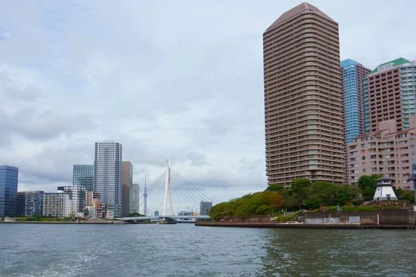 Apartmanlar ve Sumida nehir Tokyo üzerinde Japon Bahçesi