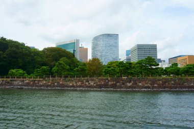 Tokyo, Japonya - 10 Eyl 2018: Ofis binaları, Japon Hama Rikyu Bahçe Sumida nehir Tokyo üzerinde