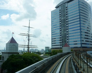 Tokyo / Japonya - 12 Eylül 2018: Yurikamome Tren demiryolu sistemi. Odaiba Tokyo Tren başlığa                              