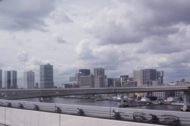Demiryolu Yurikamome tren sisteminin. Okyanus görüş kesinlikle çarpıcı ve yolcu lüks tekne ve büyük kargo gemileri görmek alacak