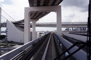 Tokyo / Japonya - 12 Eylül 2018: Gökkuşağı Köprüsü Tokyo Yurikamome hatta