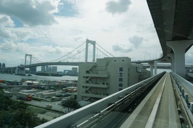 Tokyo / Japonya - 12 Eylül 2018: Tokyo Yurikamome satırının yükseltilmiş demiryolu seyahat eden bir tren toplayan. Pencereden görüntüleme