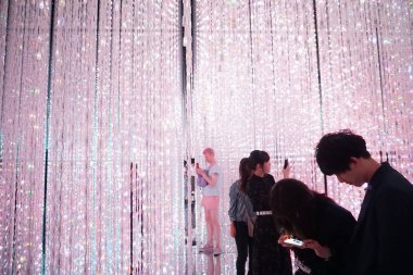 Tokyo / Japonya - 12 Eylül 2018: mori Dijital Sanat Müzesi, Odaiba. pembe elektrik ışıkları. takım laboratuvar Mori Dijital Sanat Müzesi tarafından Sergisi. adam pembe şortlu