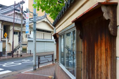 Tokyo sokaklarında yürüyüş. Geleneksel Japon Mimarlık, ahşap kepenkleri