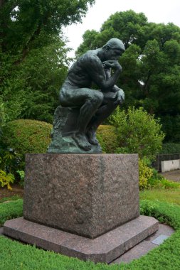 Auguste Rodin 'in Batı Sanat Ulusal Müzesi 'nin girişinin yakınındaki Thinker