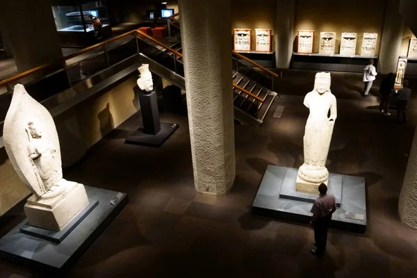 Galerij van het Nationaal Museum van Tokio. Man kijkt naar oude standbeeld — Stockfoto