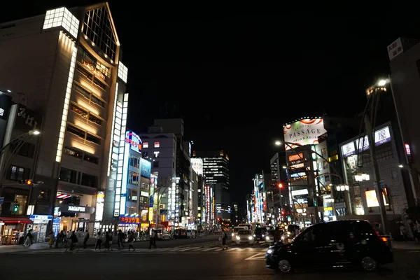Nattutsikt över Chuo Dori i Ueno-distriktet i Tokyo, Japan — Stockfoto