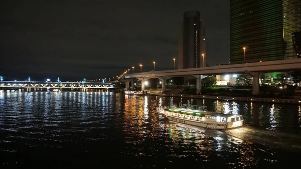Alacakaranlık 'da Sumida Nehri 'nde Cruise Boat, Tokyo — Stok fotoğraf
