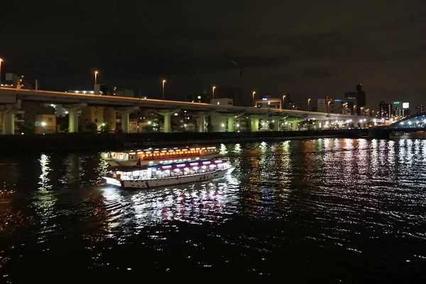 Alacakaranlık 'da Sumida Nehri 'nde Cruise Boat, Tokyo — Stok fotoğraf