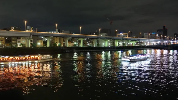 Alacakaranlık 'da Sumida Nehri 'nde Cruise Boat, Tokyo — Stok fotoğraf