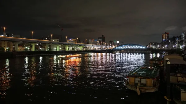 Sumida Fluss in der Nacht. Distrikt asakusa — Stockfoto