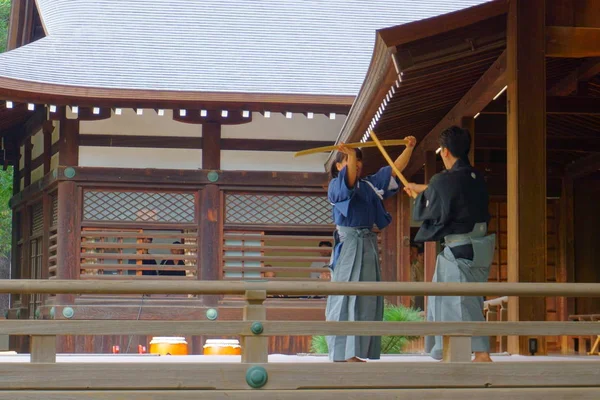 Демонстрация боевых искусств. Борьба между мужчиной и женщиной. Храм Ясукуни — стоковое фото