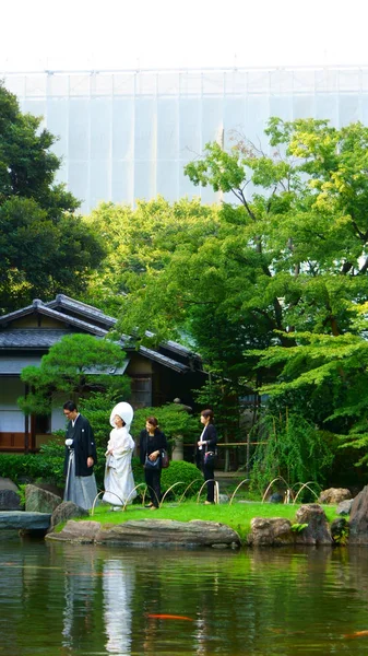 Внутренний сад храма Ясукуни. Тиёда Уорд, Токио. Свадебная церемония — стоковое фото