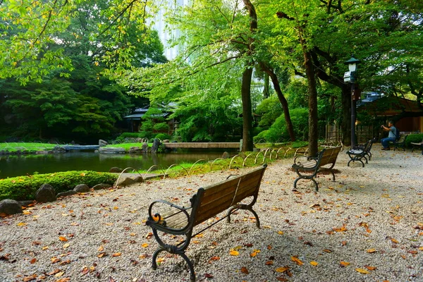 Benches by the pond in Japanese garden. Yasukuni Shrine inner garden — Stock Photo, Image