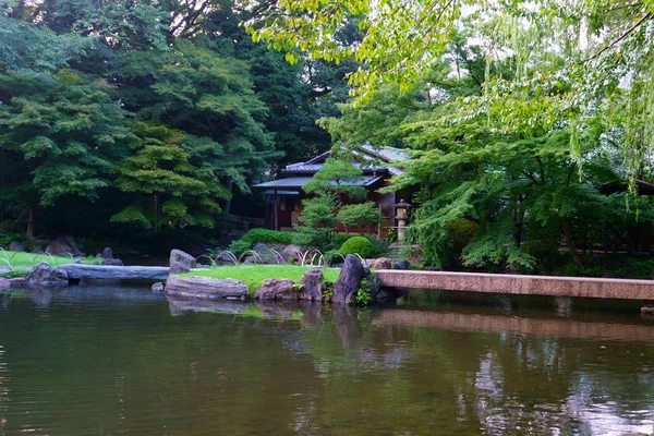 Giardino interno Yasukuni Jinja. Stagno nel giardino giapponese — Foto Stock