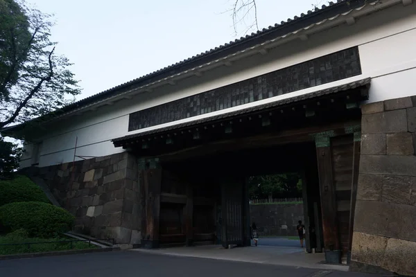 桜玉門は旧江戸城の北の丸庭園の東門 — ストック写真