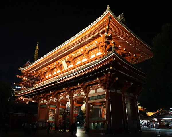 Hozomon est l'intérieur de deux grandes portes d'entrée qui mènent finalement au Sens-ji (l'extérieur étant le Kaminarimon) à Asakusa, Tokyo — Photo