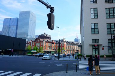 Tokyo / Japonya - 17 Eylül 2018 Tokyo istasyonu Japonya. Eski kırmızı tuğla bina ve yeni iş binaları