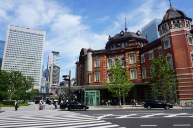 Tokyo / Japonya - 17 Eylül 2018: Eski kırmızı tuğla bina ve yeni iş binaları. Yaya geçidi. Tokyo İstasyonu Japonya