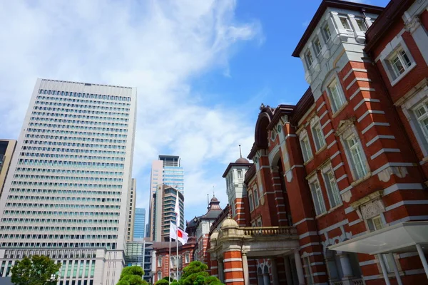 2018年9月17日 東京駅日本 旧赤レンガ造りの建物と新しいビジネスビル — ストック写真