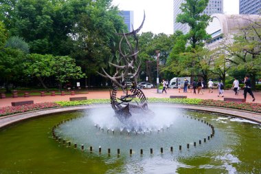 Tokyo / Japonya - 17 Eylül 2018: Hibiya Park 'taki Seagulls Fountain - Chiyoda City, Tokyo