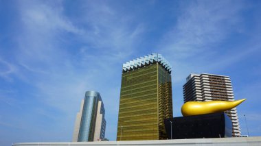 Tokyo / Japonya - 05 Mayıs 2019: Asahi Bira Binaları. Güneşli bir gün. Mavi gökyüzü. Asahi Bira Fabrikaları 'nın Asahi Alevi' ndeki merkez binası.