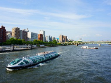 Tokyo / Japonya - 05 Mayıs 2019: Tokyo Cruise gemisi Hotaluna ile Sumida Nehri 'nin manzarası. Güneşli bir gün
