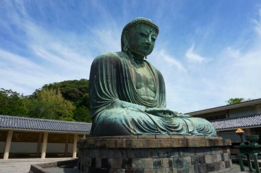 Kamakura / Japonya - 09 Eylül 2019: Tokyo yakınlarındaki Kotoku-in Manastırı 'nda Büyük Buda (Daibutsu)