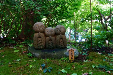 Hase-dera tapınağı çevresindeki çeşitli alanlarda, yumuşak gülüşlü jizo heykelleri bulunabilir. Kamakura 'daki Budist tapınağı, Kanagawa Bölgesi (Kanagawa-ken), Kanto Bölgesi, Japonya