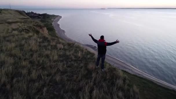 Killen Toppen Berget Händerna Till Himlen Natur Meditation Luft Kringgå — Stockvideo